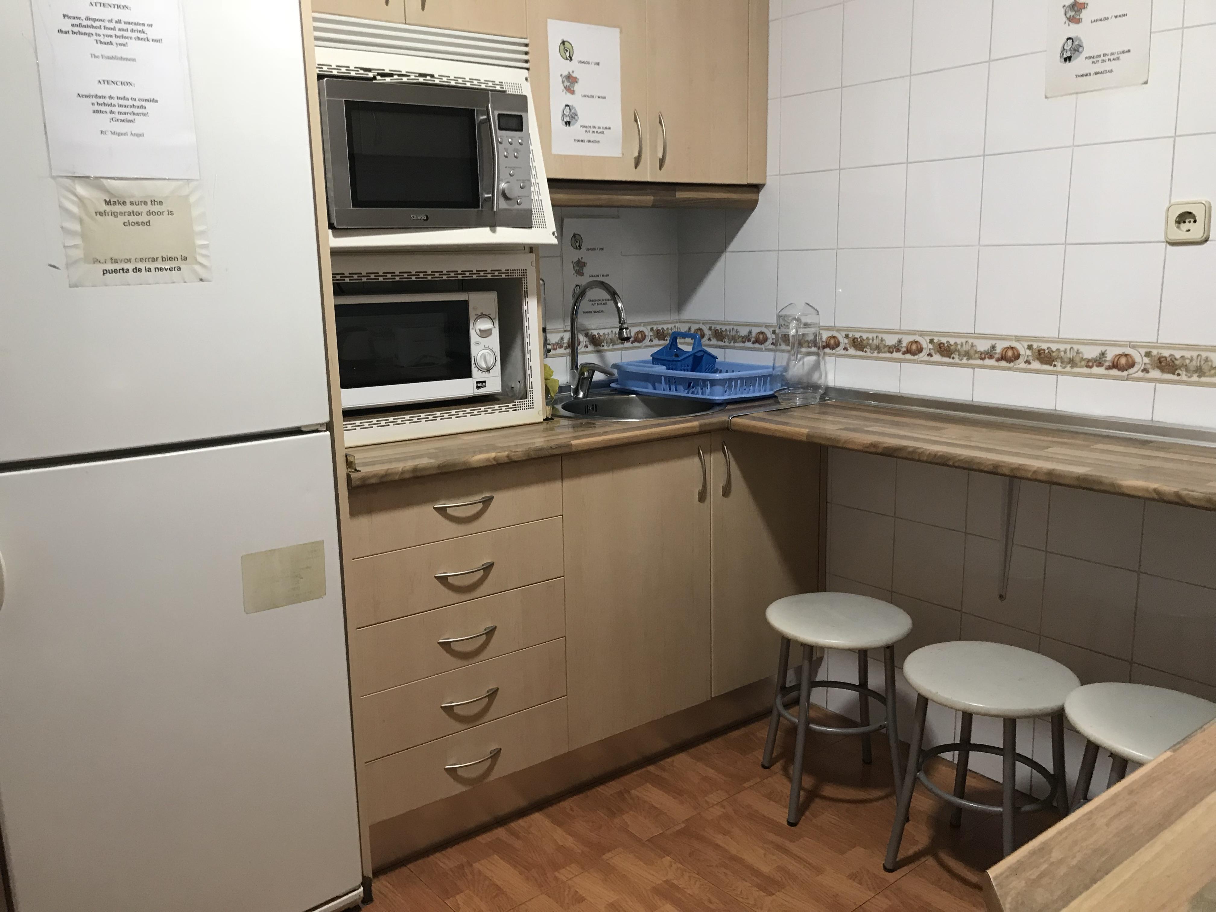 สปา โฮสเทล อาร์ซี มิเกล อังเฆล มาดริด ภายนอก รูปภาพ A shared kitchen at a hostel