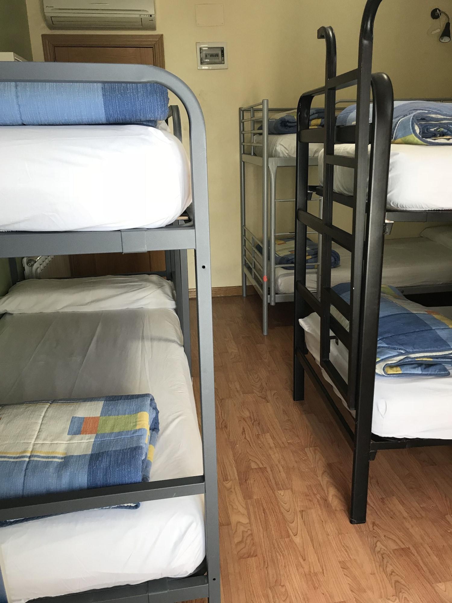 สปา โฮสเทล อาร์ซี มิเกล อังเฆล มาดริด ภายนอก รูปภาพ A typical hostel room