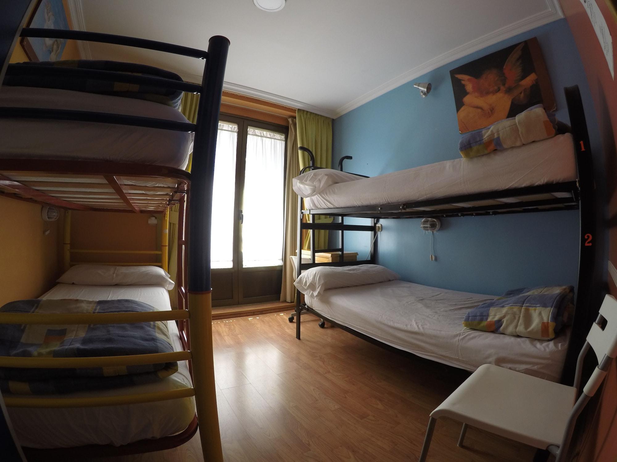 สปา โฮสเทล อาร์ซี มิเกล อังเฆล มาดริด ภายนอก รูปภาพ Hostel room in Madrid, Spain