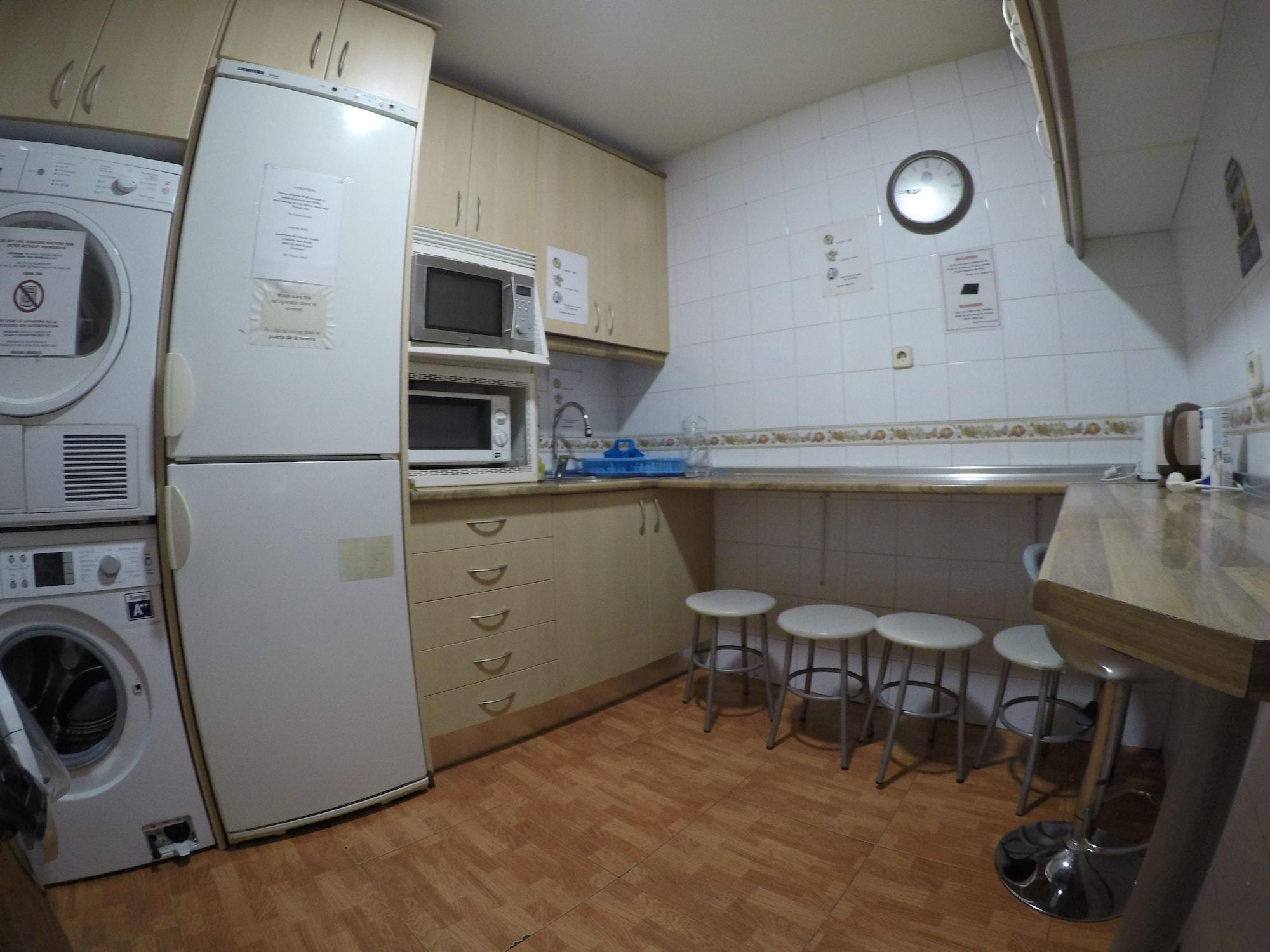 สปา โฮสเทล อาร์ซี มิเกล อังเฆล มาดริด ภายนอก รูปภาพ A typical kitchen in a hostel