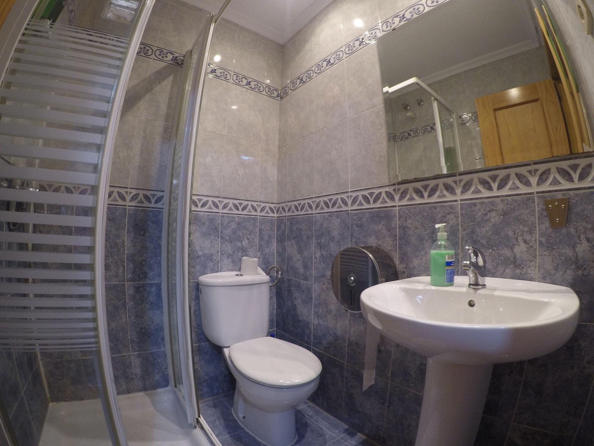 สปา โฮสเทล อาร์ซี มิเกล อังเฆล มาดริด ภายนอก รูปภาพ Bathroom with shower cubicle