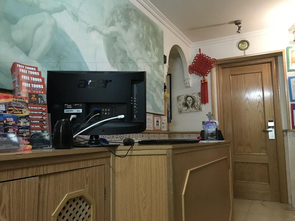 สปา โฮสเทล อาร์ซี มิเกล อังเฆล มาดริด ภายนอก รูปภาพ Reception desk at the hotel