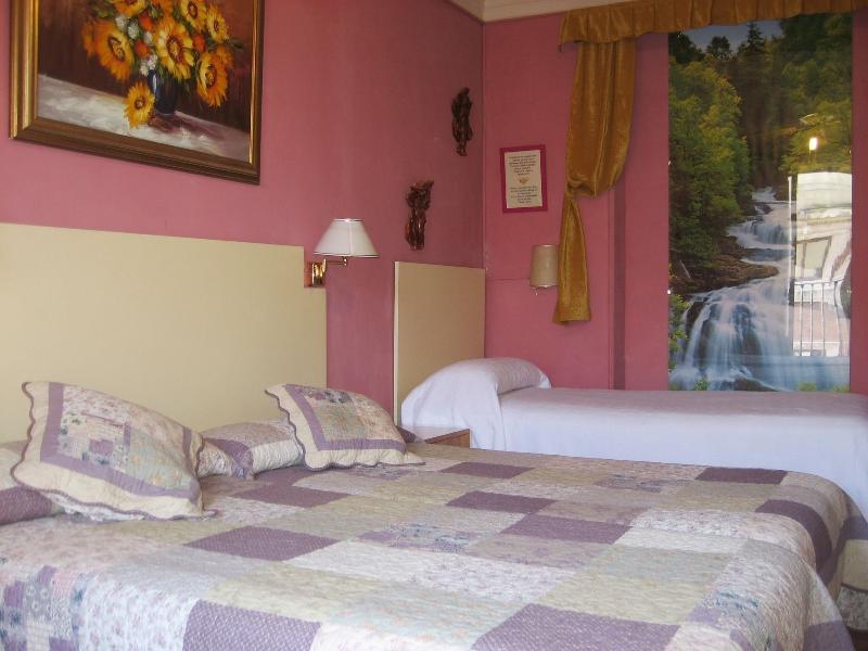 สปา โฮสเทล อาร์ซี มิเกล อังเฆล มาดริด ภายนอก รูปภาพ A room at the hotel